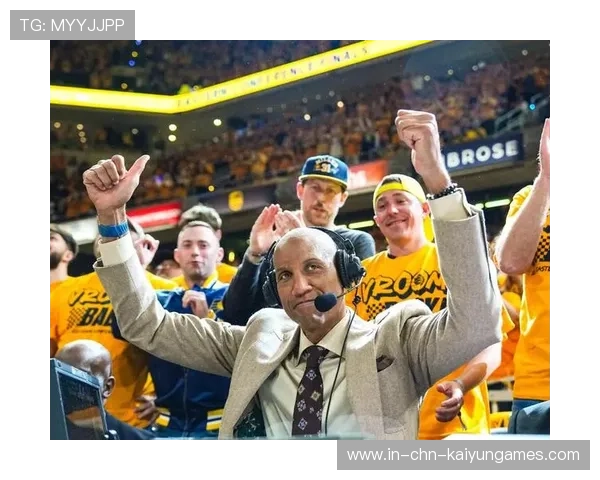 传奇球星回归主场，观众全体起立致敬